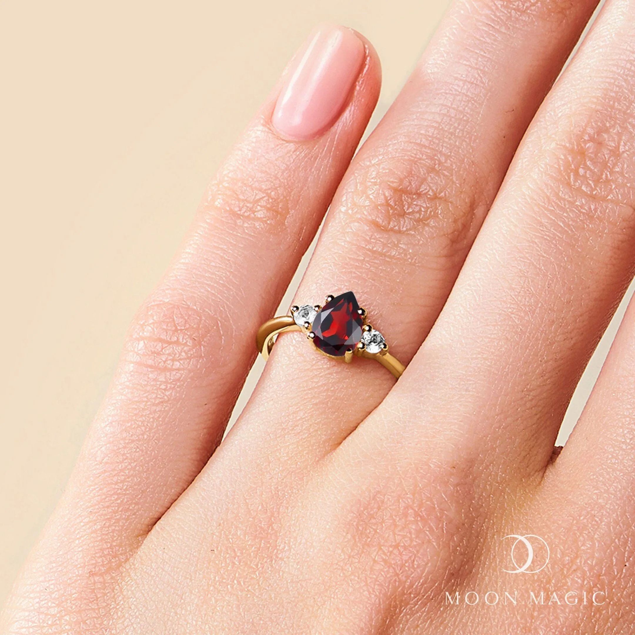 Garnet Ring - Lania