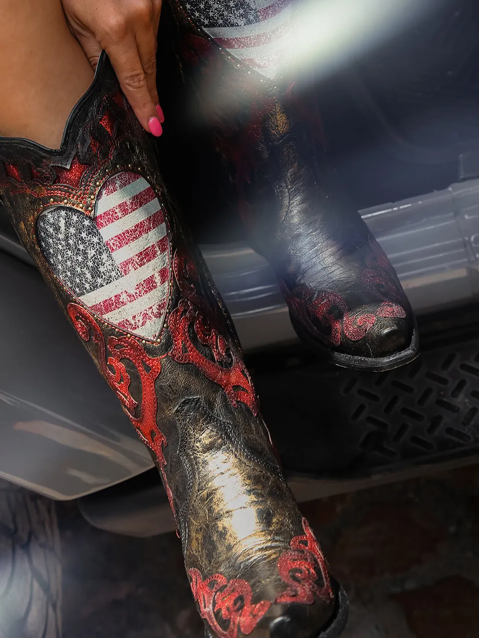 Z5236 - WOMEN'S HEART SHAPPED AMERICAN FLAG WITH STUDS, RED OVERLAY AND INLAY GOLD AND BLACK SNIP TOE COWBOY BOOT.